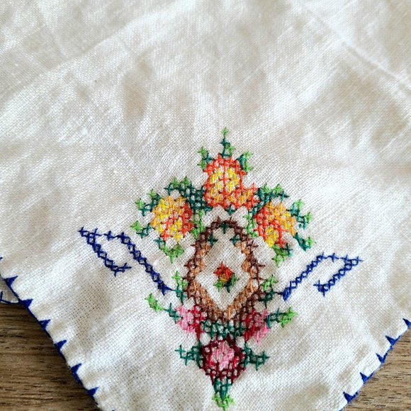 2 vintage cotton or linen napkins with a cross stitch floral embroidery. - Picture 3 of 7